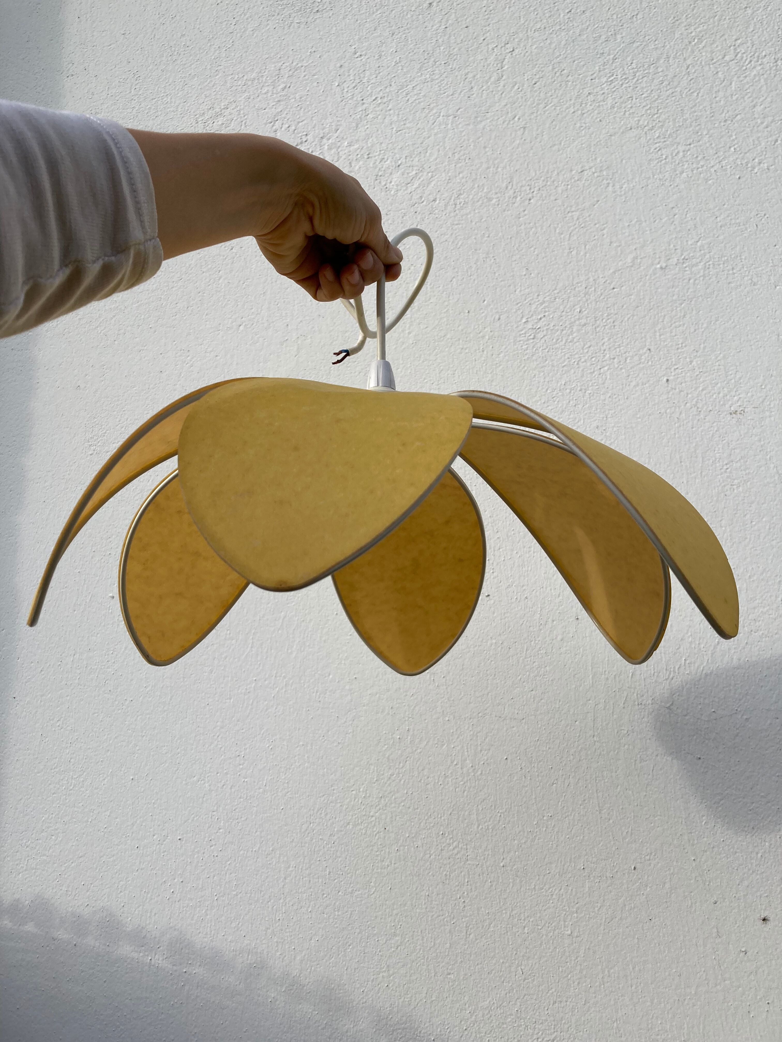 Suspension flower petal yellow vintage 70s