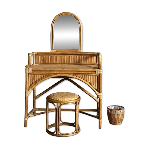 Coiffeuse vintage en rotin et ses accessoires