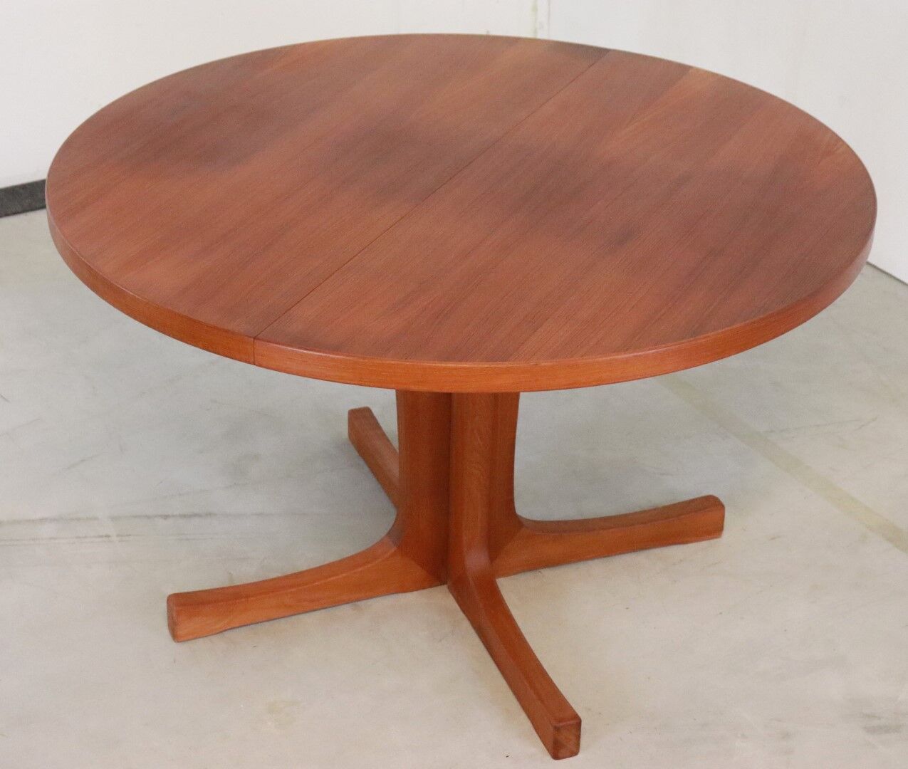 Danish design round dining table 2x extendable 'mejls'