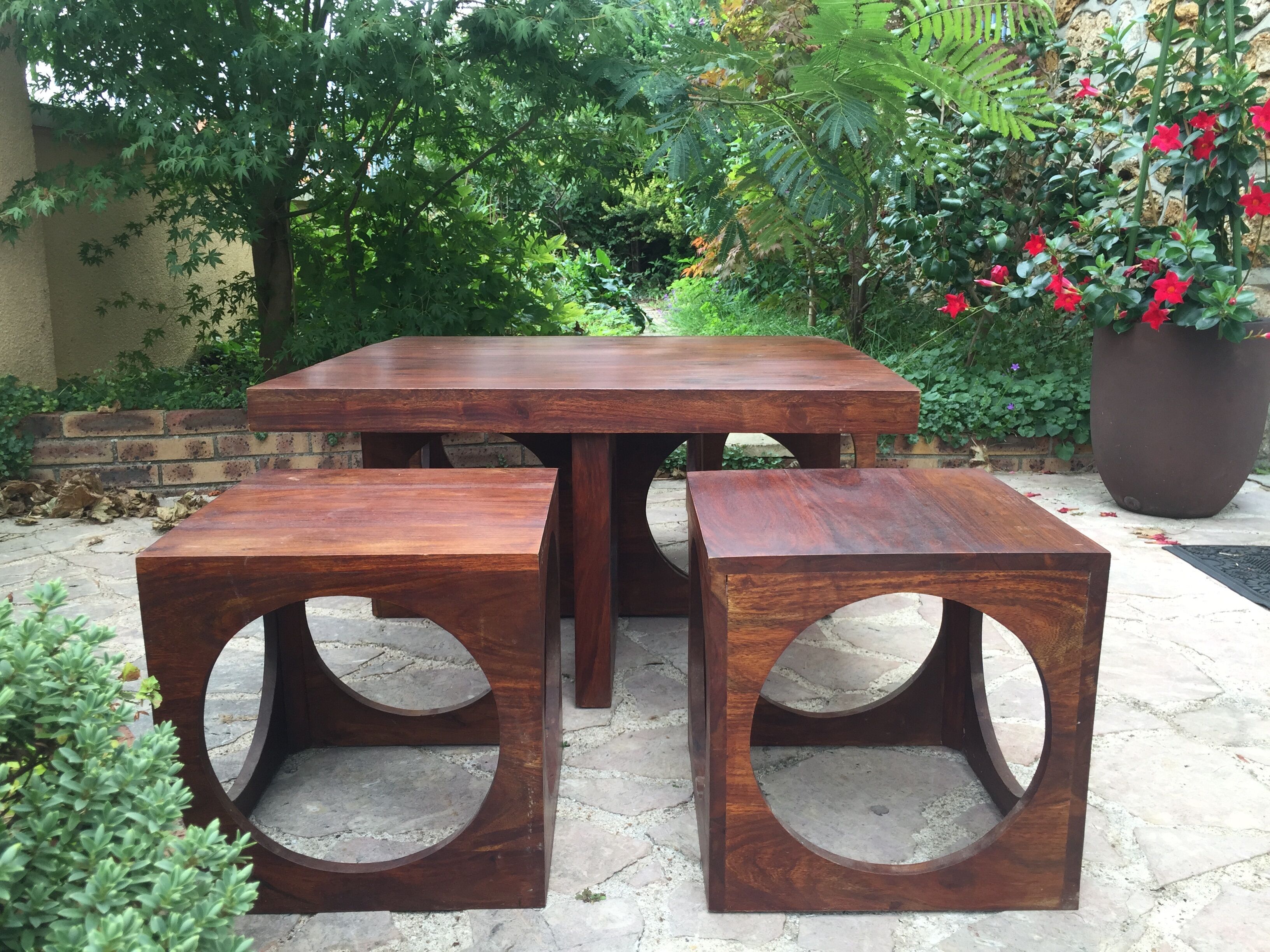 Coffee table in teak with its 4 stools