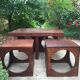 Table basse en teck avec ses 4 tabourets