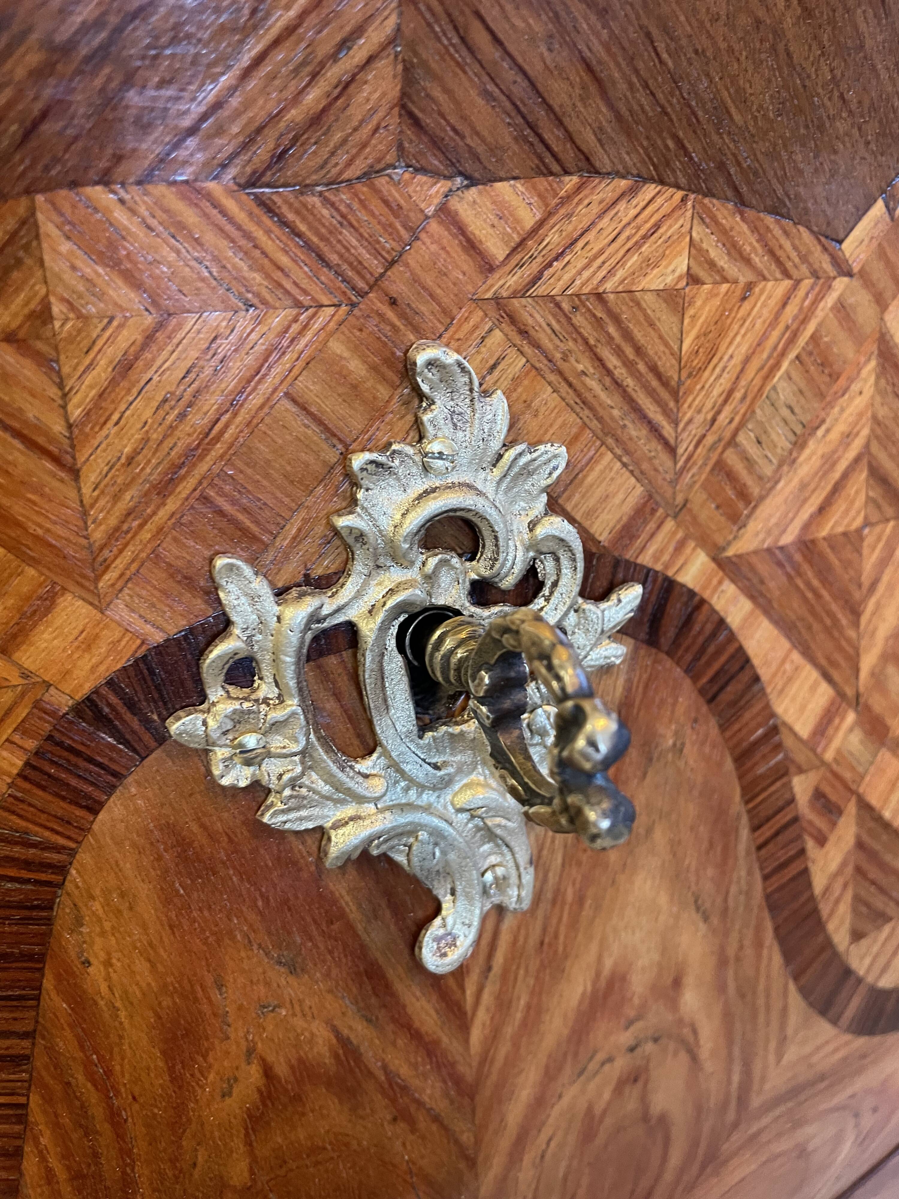 Louis XV chest of drawers in rosewood