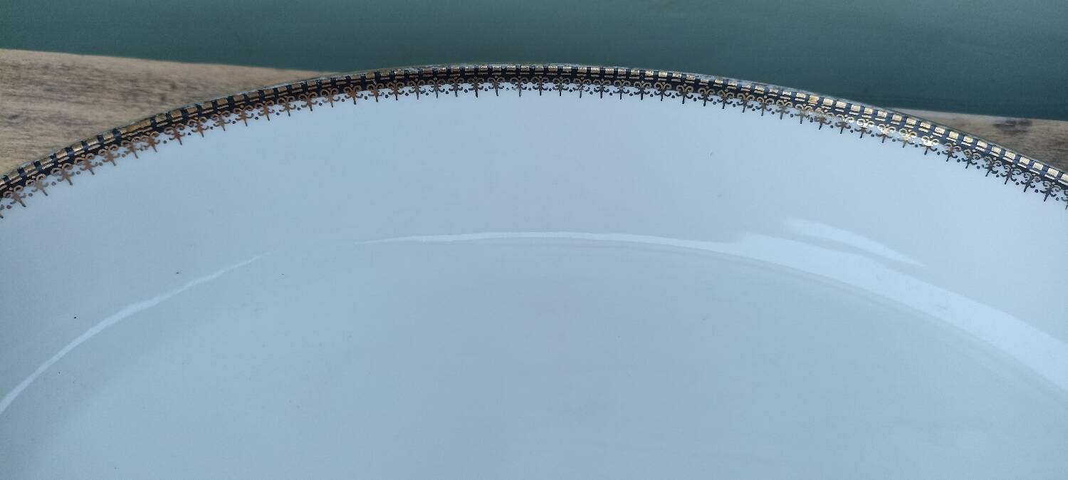 Sauce boat and 2 dishes