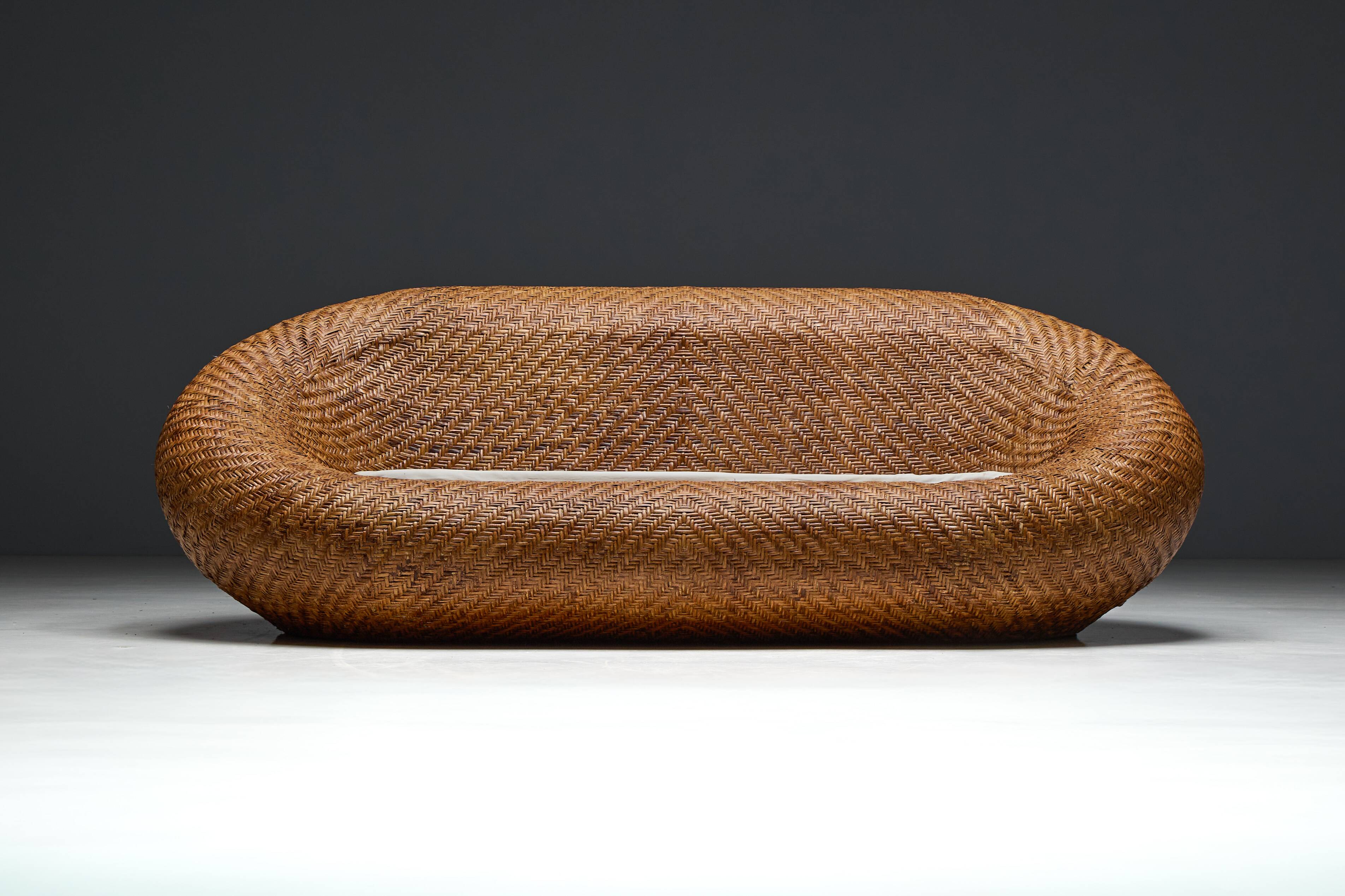 Canapé en osier tressé, style milieu du XXe siècle, France, années 1970
