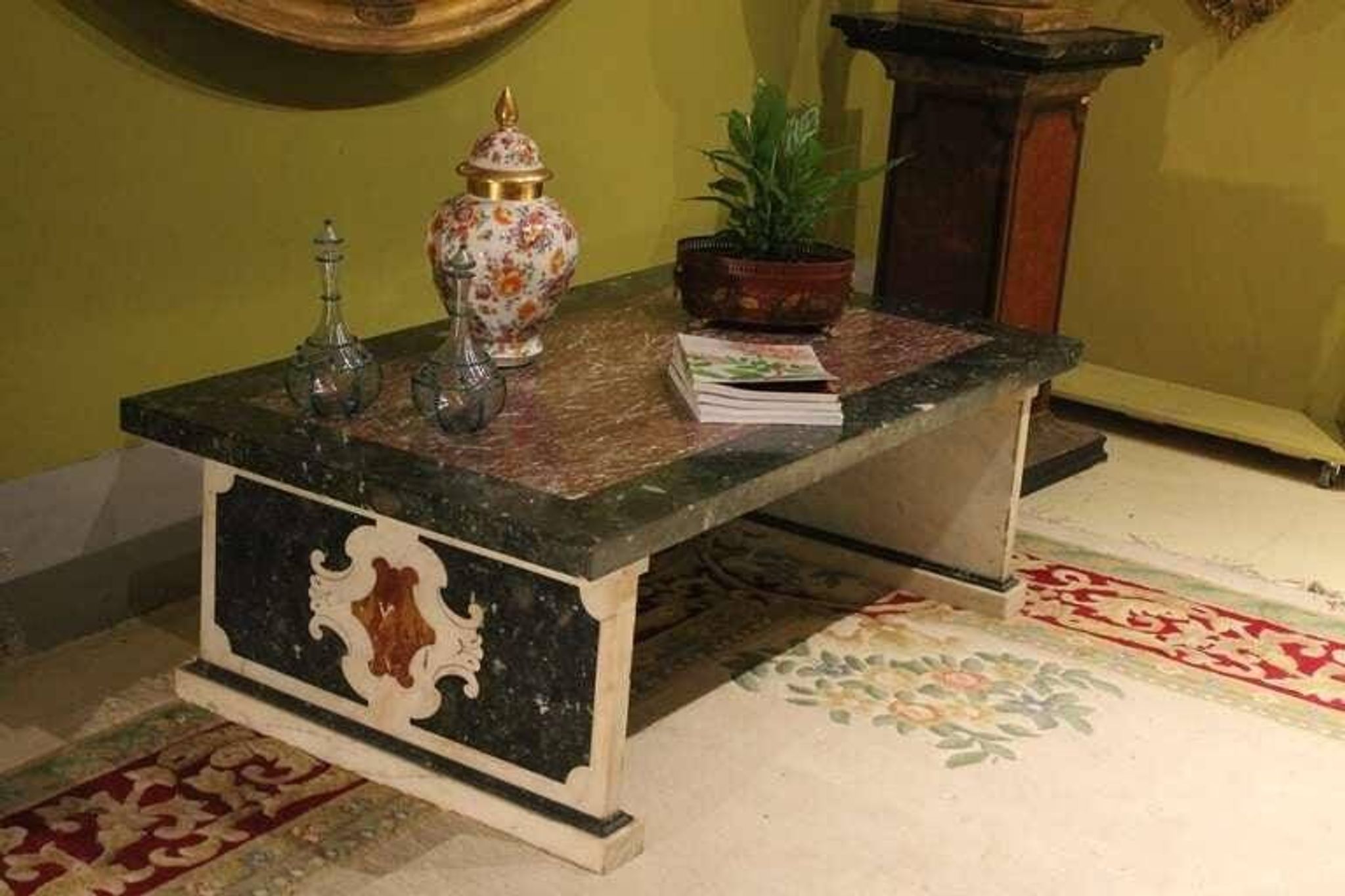 Table basse ou de cocktail rectangulaire en marbre polychrome italien du 20e siècle