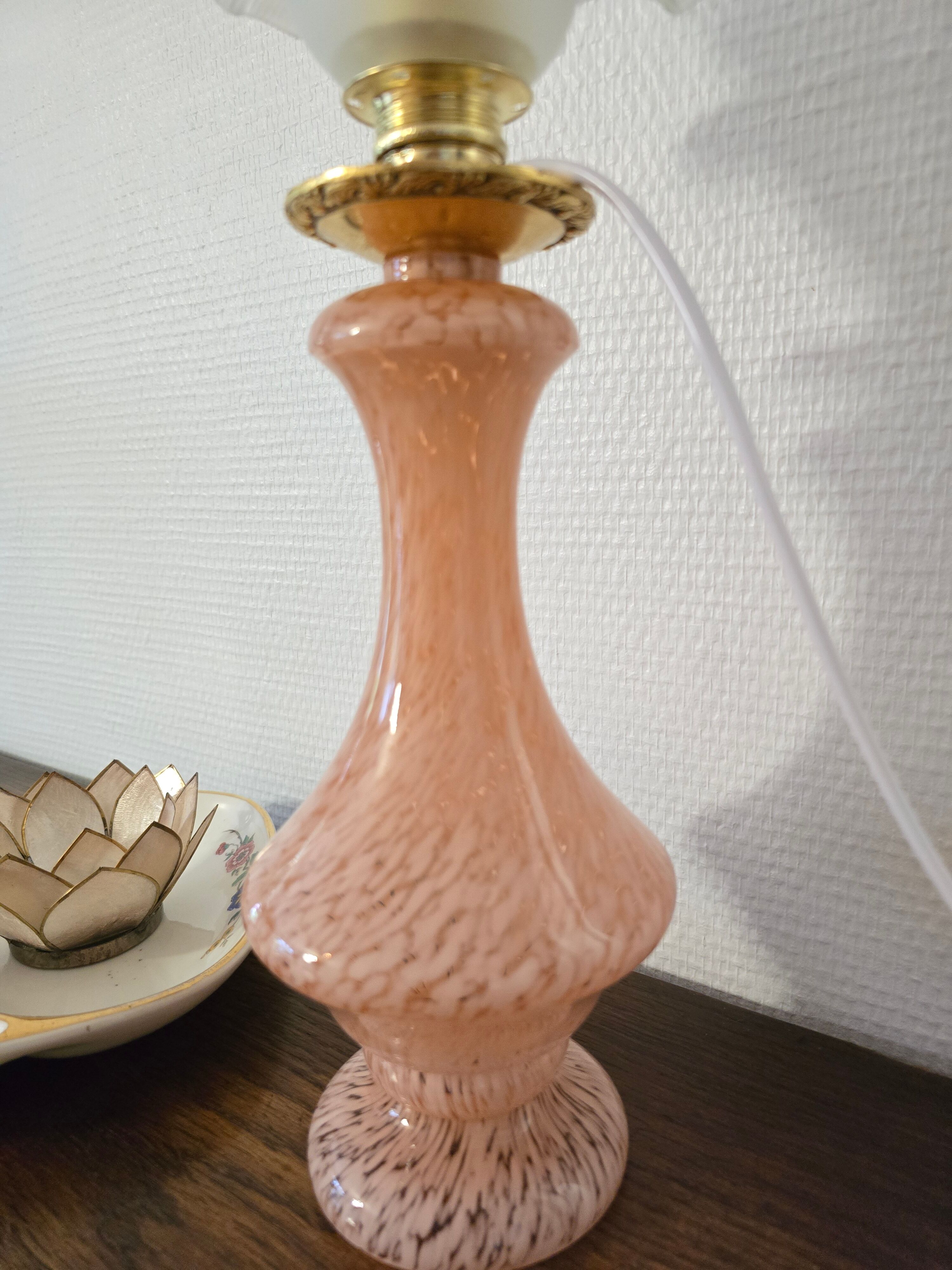 lampe de table en pâte de verre rose de Clichy, très b