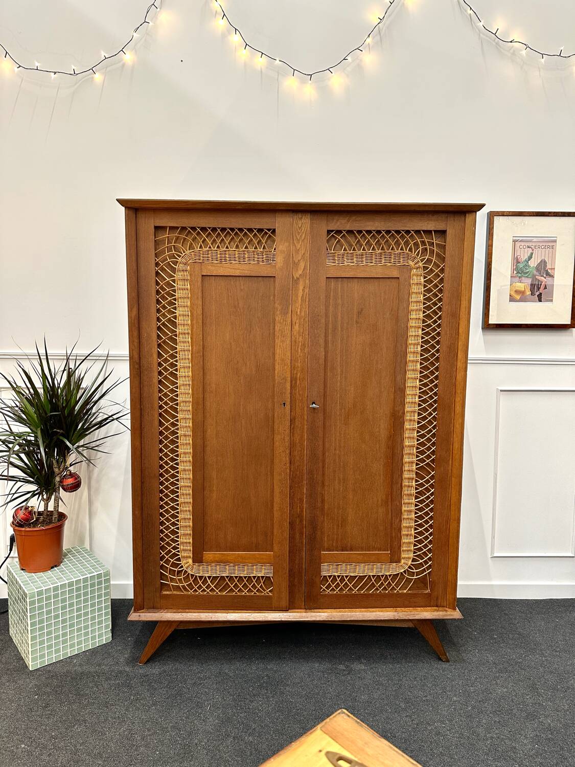 Armoire rotin pieds compas