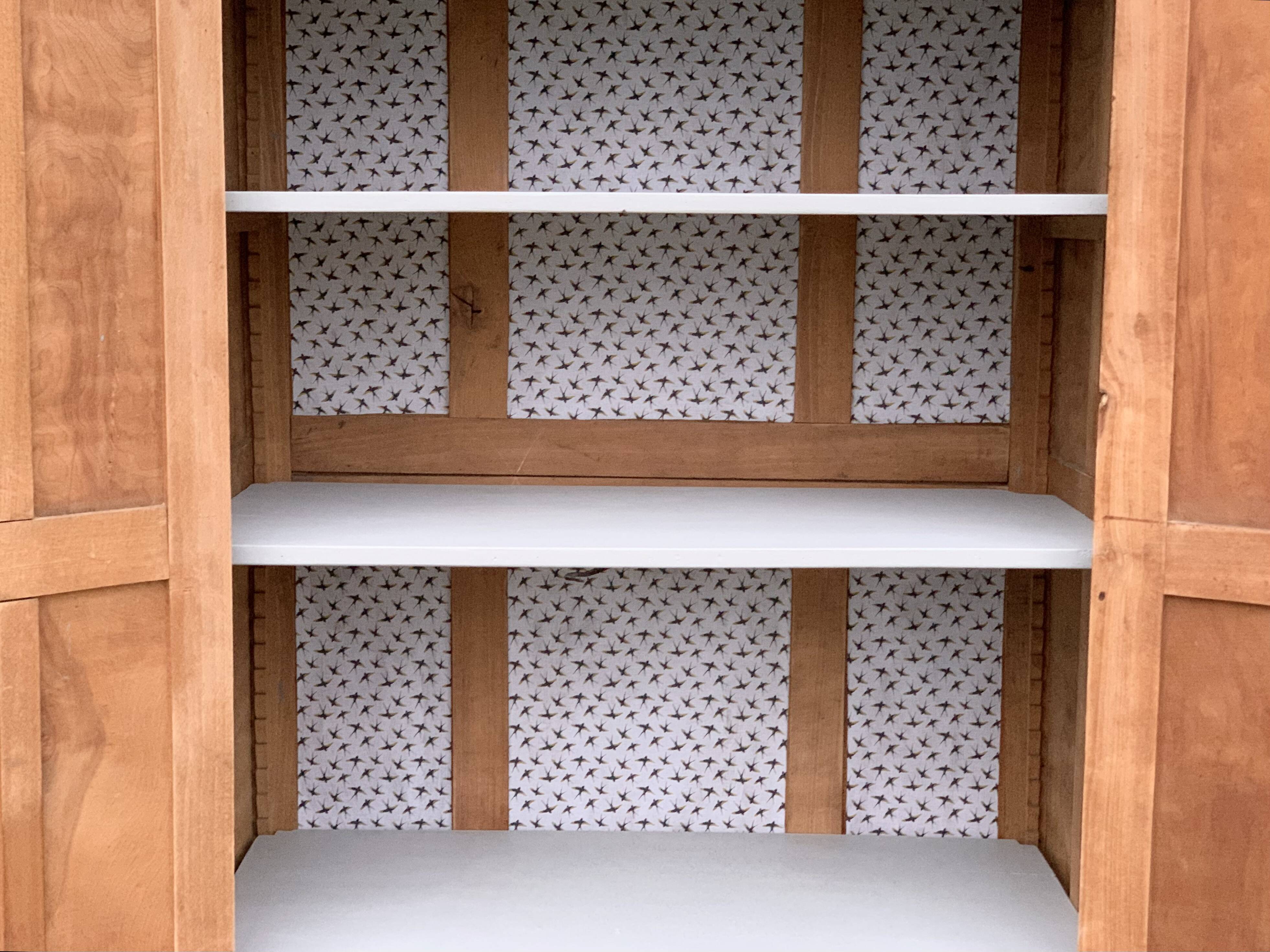 Armoire parisienne panneautée en bois brut, 1930