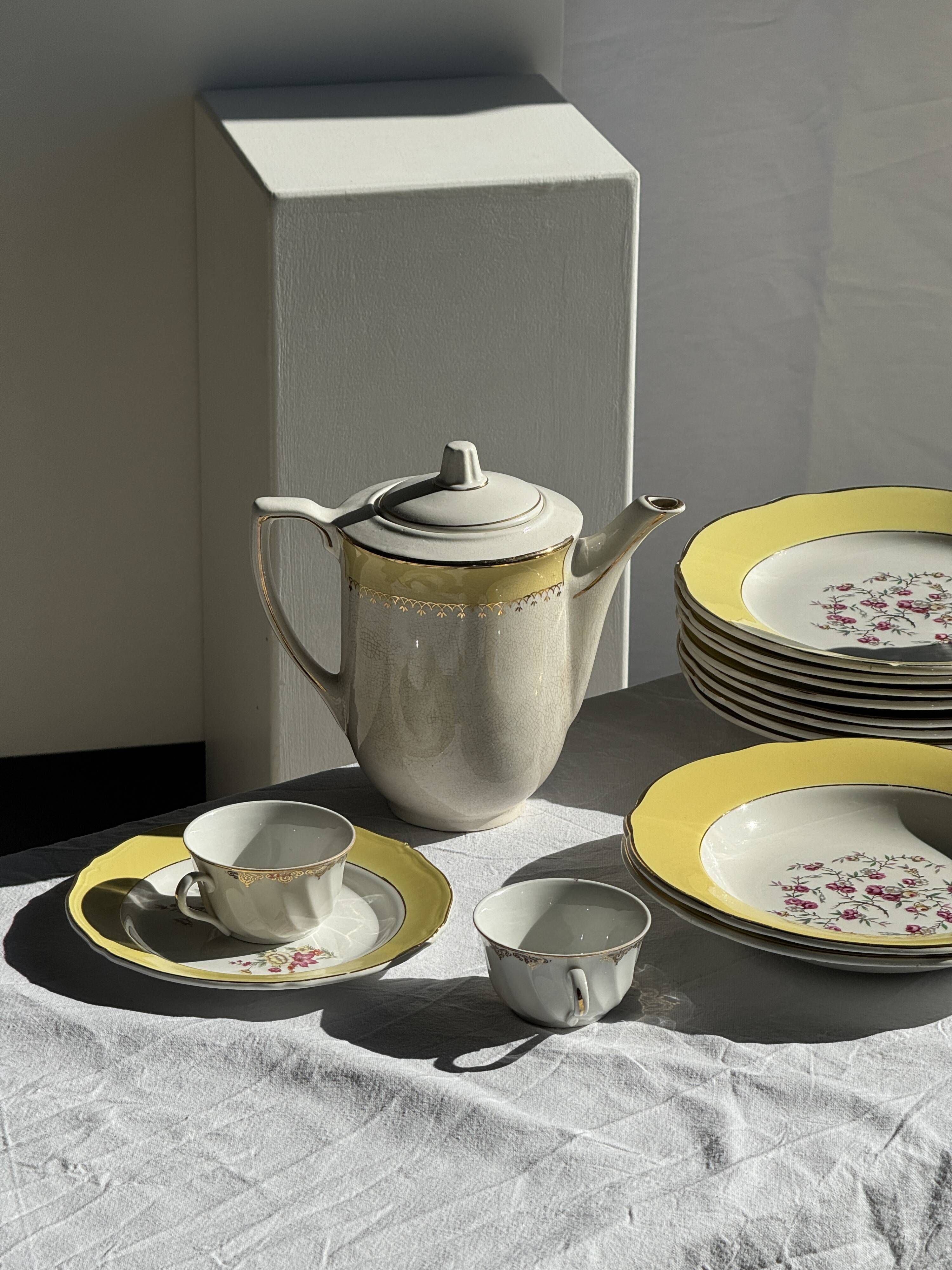Théière en céramique l'Amandinoise à frise jaune et dorée H21