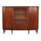 Buffet haut en noyer, design danois, années 1960, production : Danemark