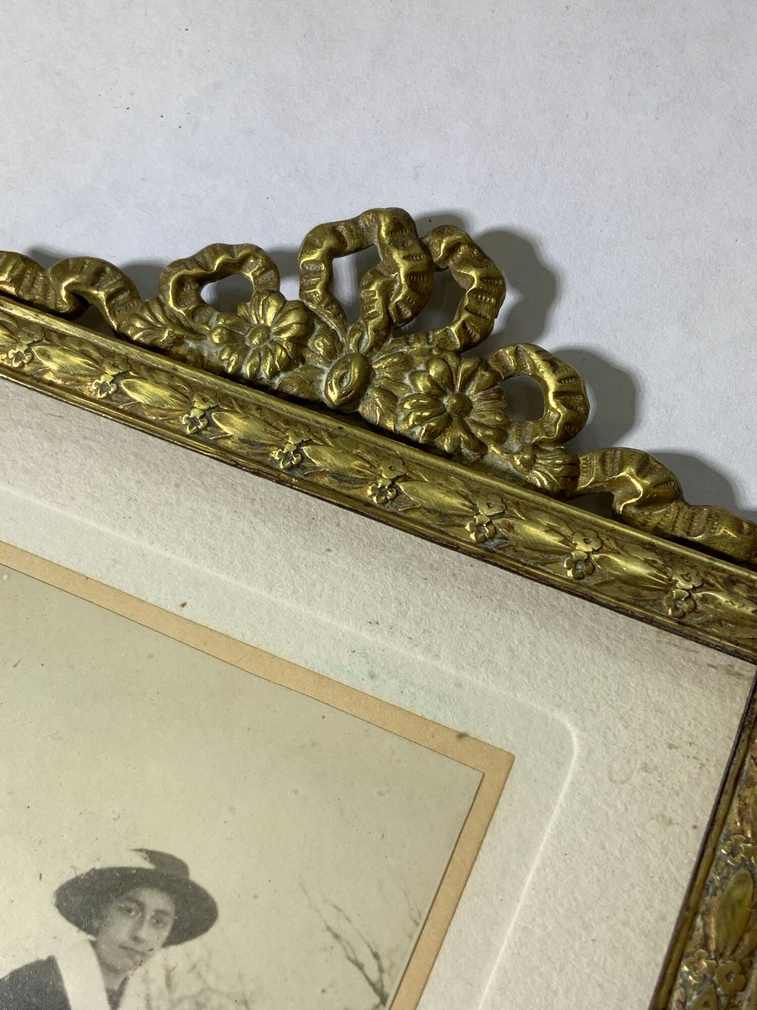 Old photo frame in golden brass floral decoration and small knot 18th With glass
