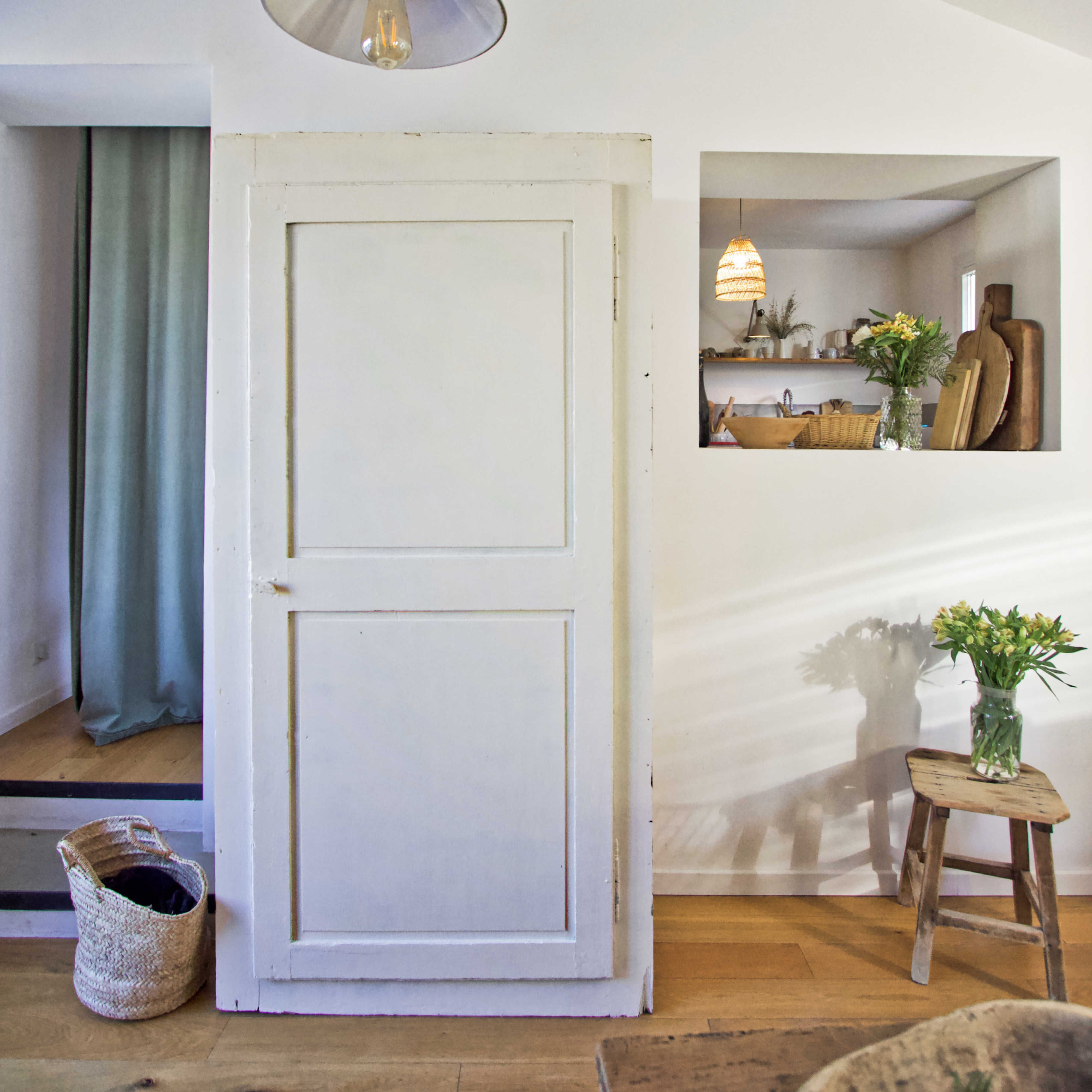 White and wood bonnet