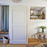 White and wood bonnet