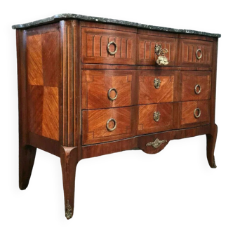 Transitional chest of drawers with double jump in noble wood marquetry around 1750