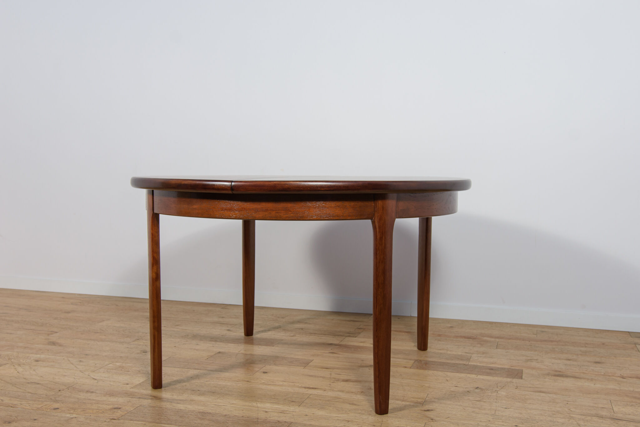 Mid-Century Round Extendable Dining Table, United Kingdom, 1960s.