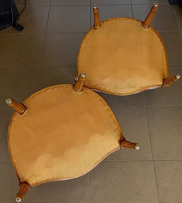 Paire de bergères style Louis XVI en noyer et soie rose et écrue