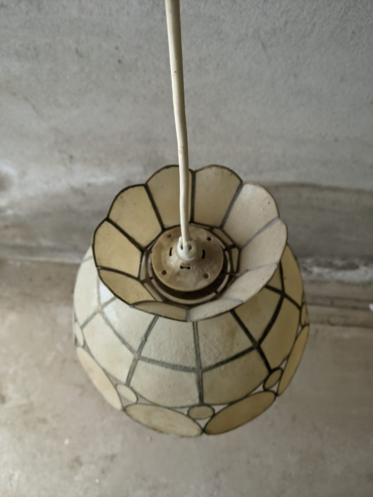 Suspension in mother-of-pearl and brass flower shape