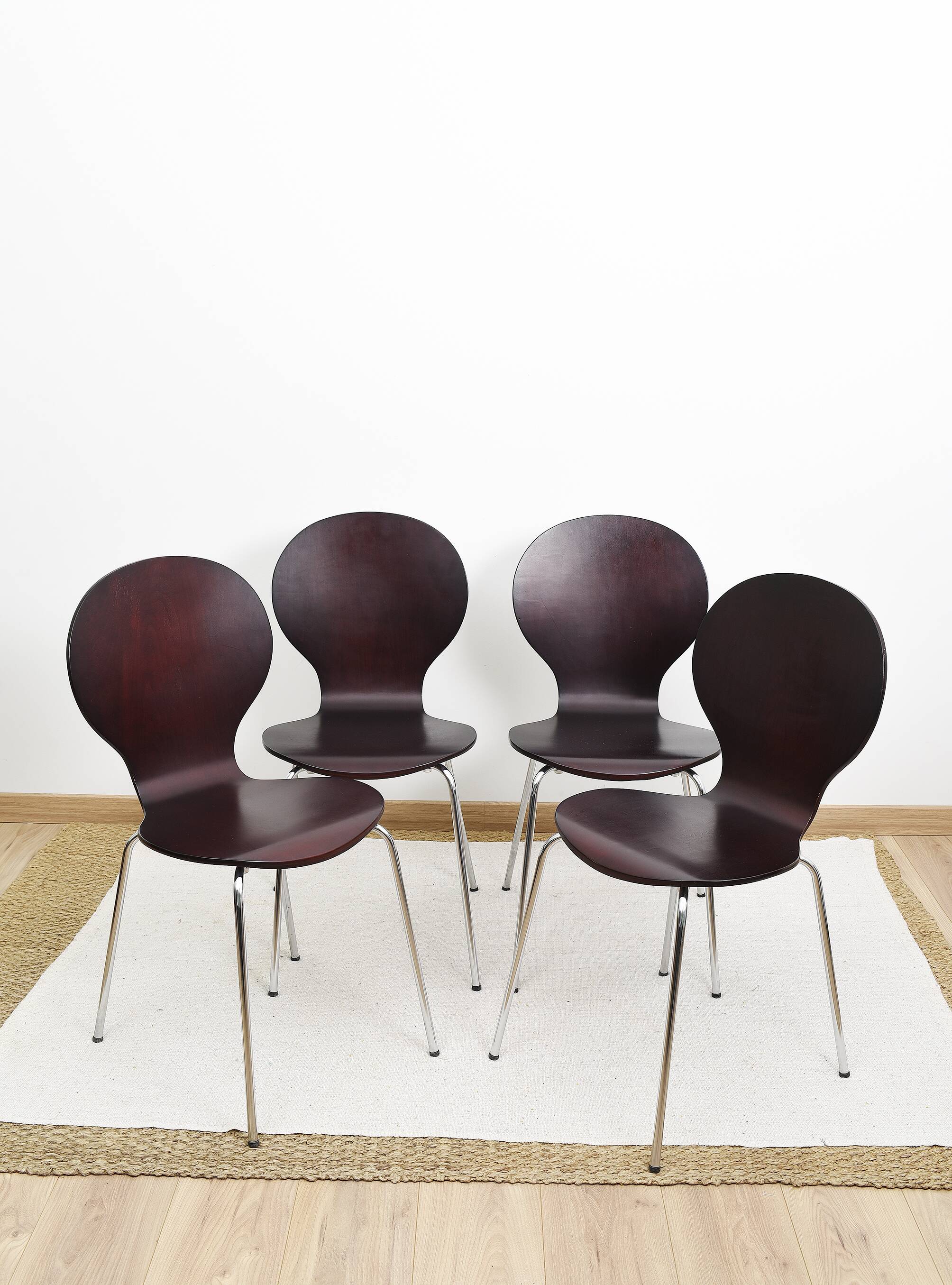 Set of 4 "ant" chairs, vintage, Diego model. Stackable, dark burgundy color.