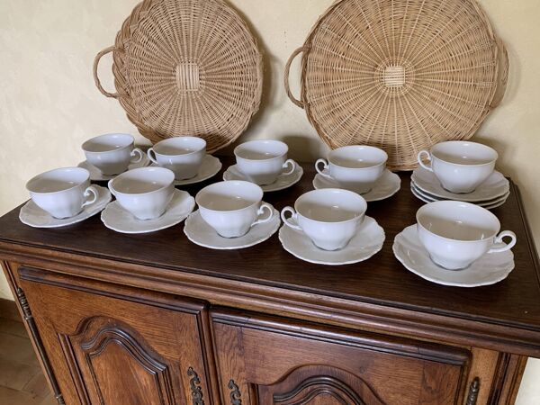 Lot de 11 tasses et 12 soucoupes en porcelaine Seltmann Weiden