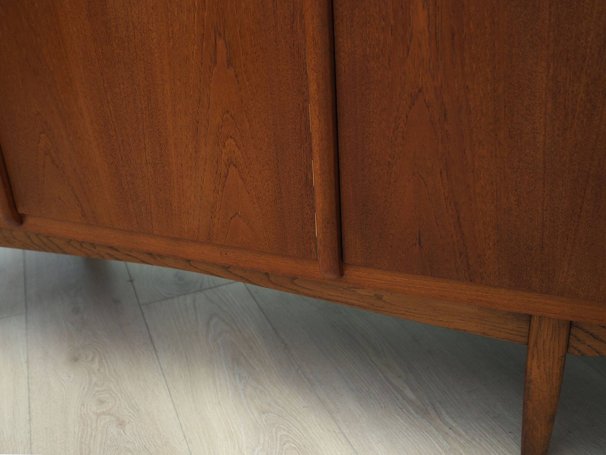 Buffet haut en teck, design danois, années 1960, production : Danemark