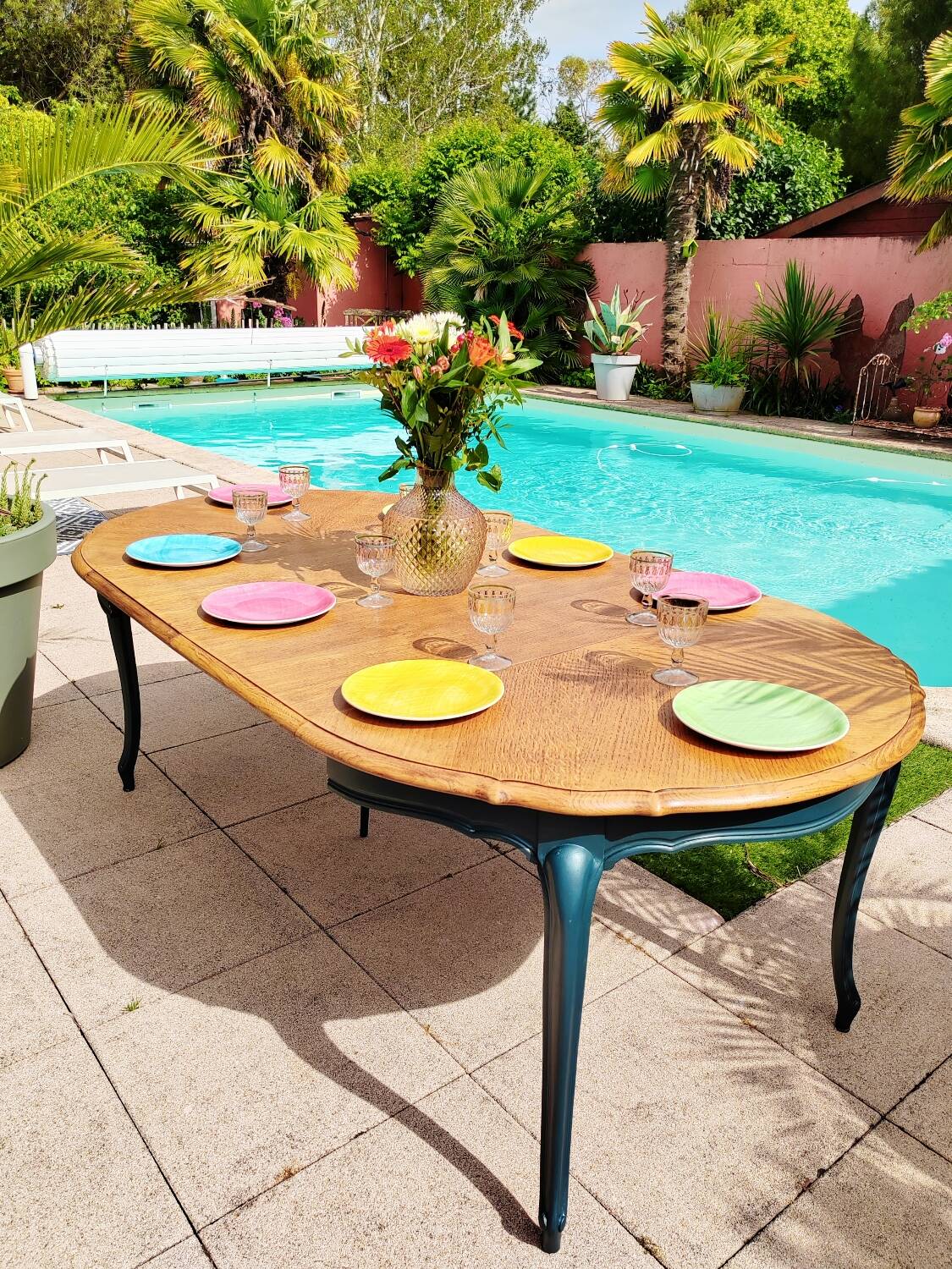 Round table with extensions