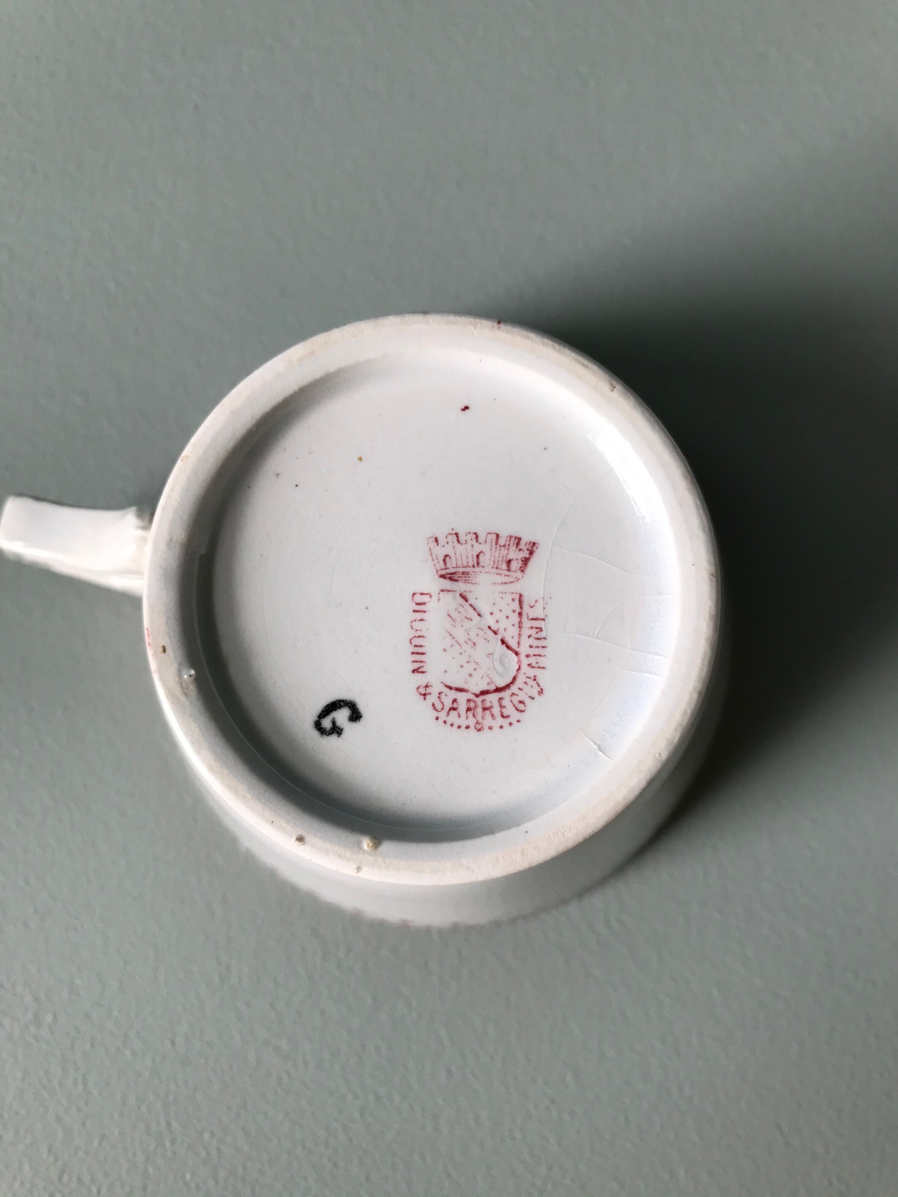Series of 6 cups and saucers model "Ogives"