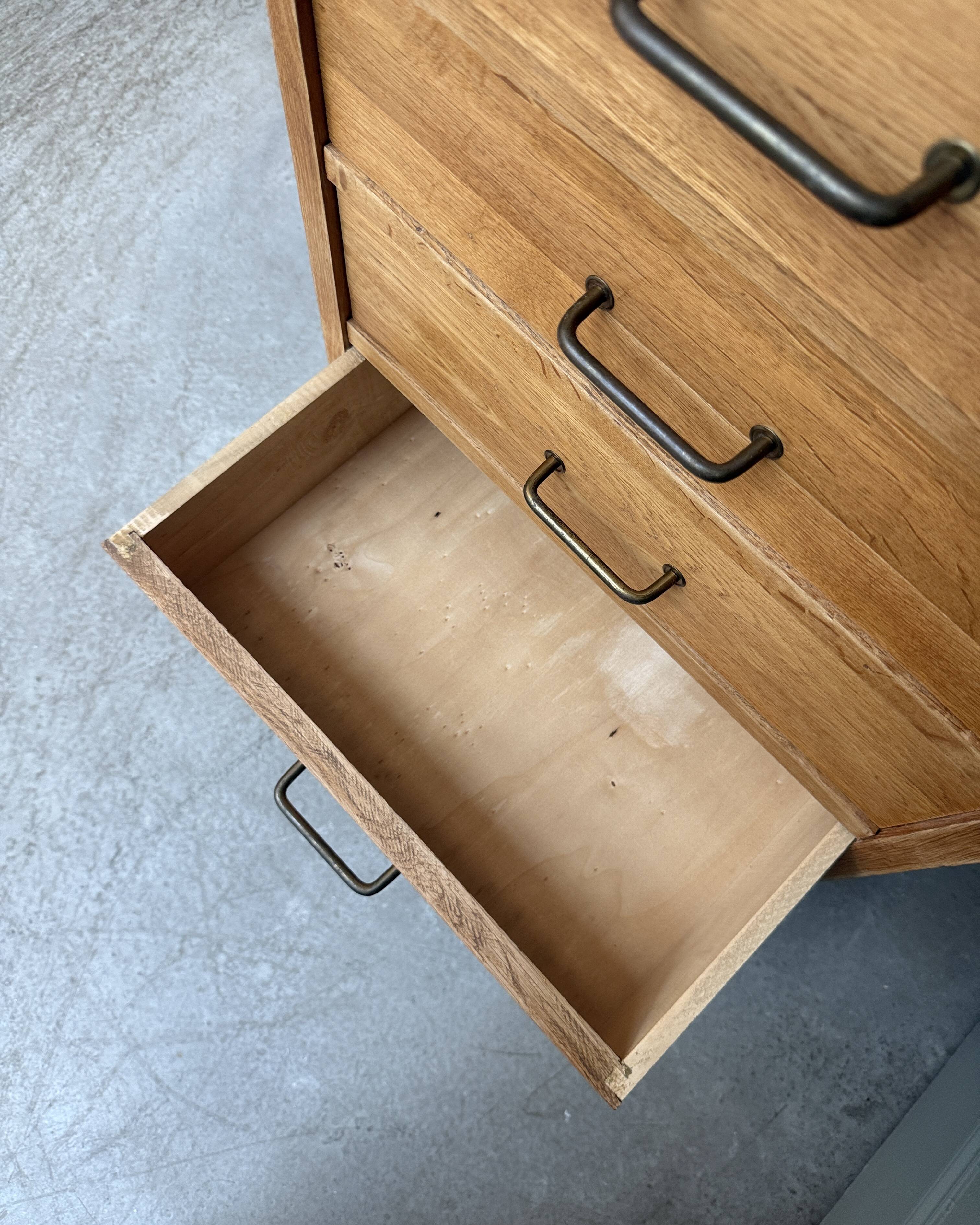 Petite commode vintage en chêne (restaurée)