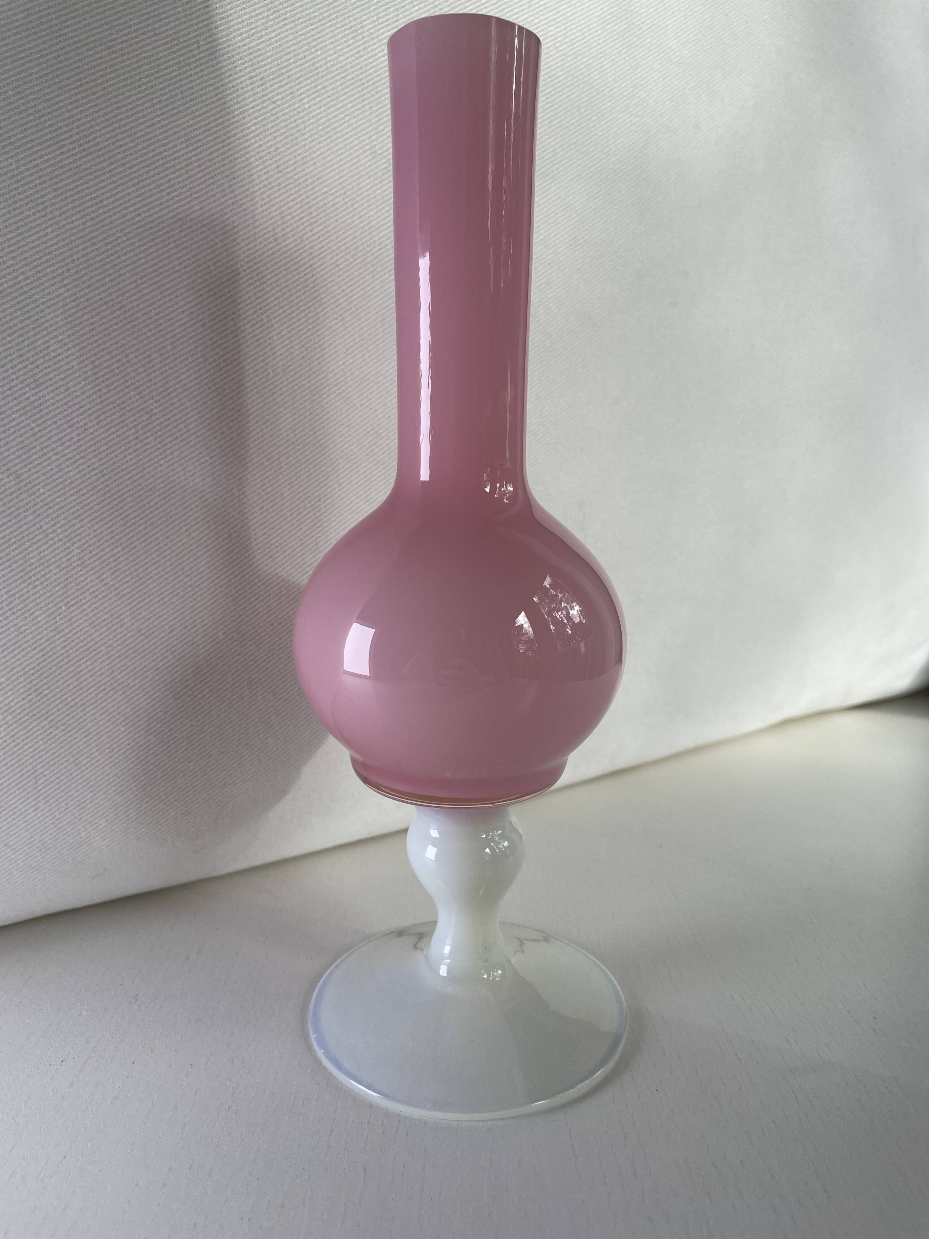 Vase en opaline rose