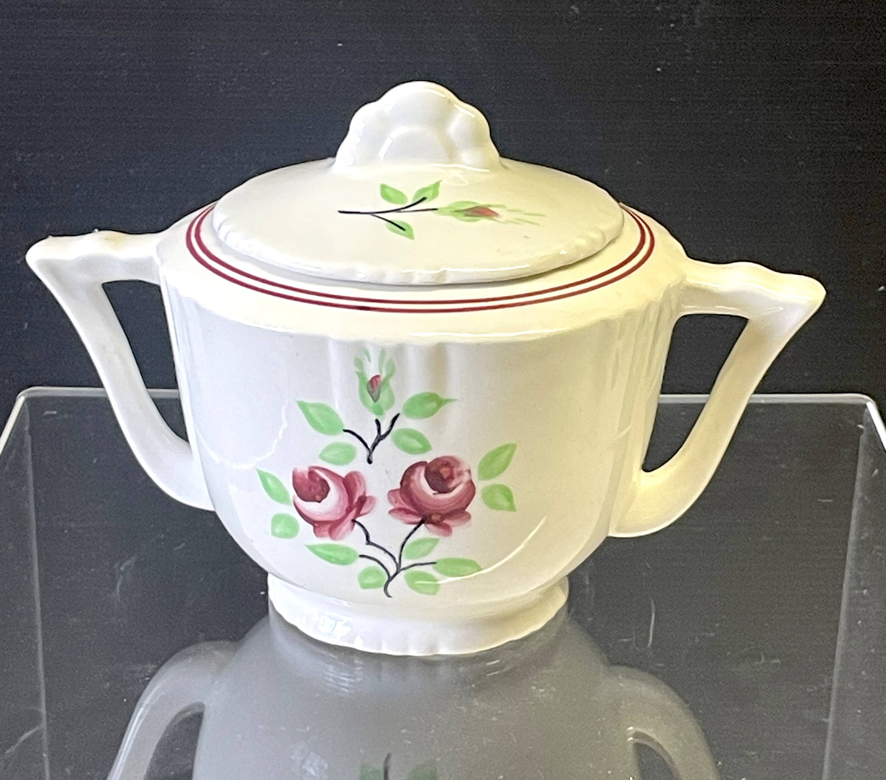 Very nice sugar bowl from Moulin des Loups in very good condition.