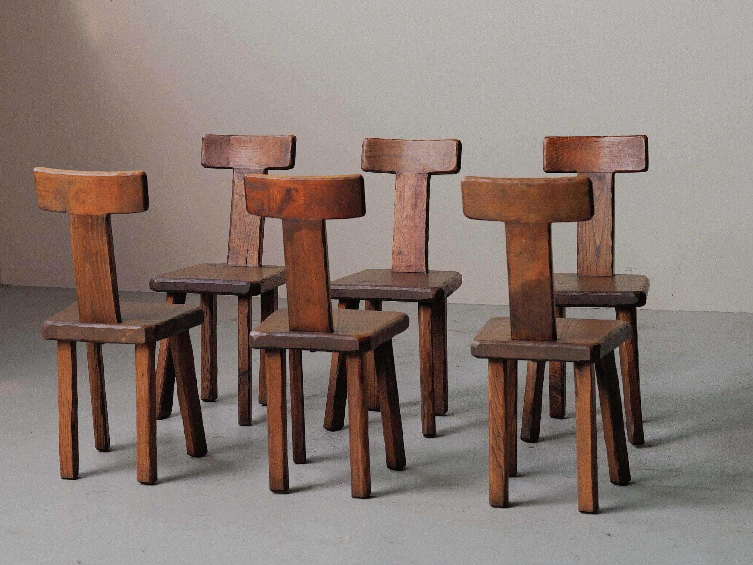 Suite de 6 chaises brutalistes en châtaignier, France, vers 1970