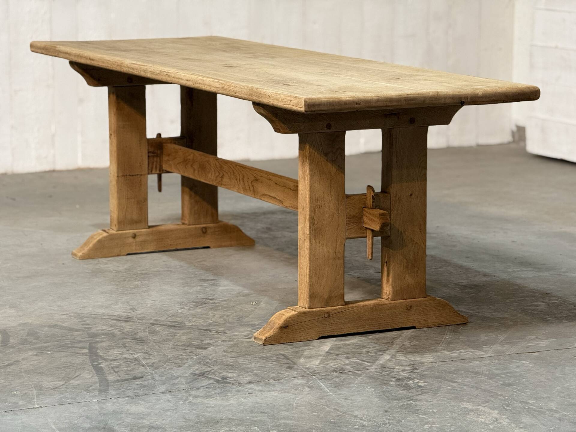Table de style monastère