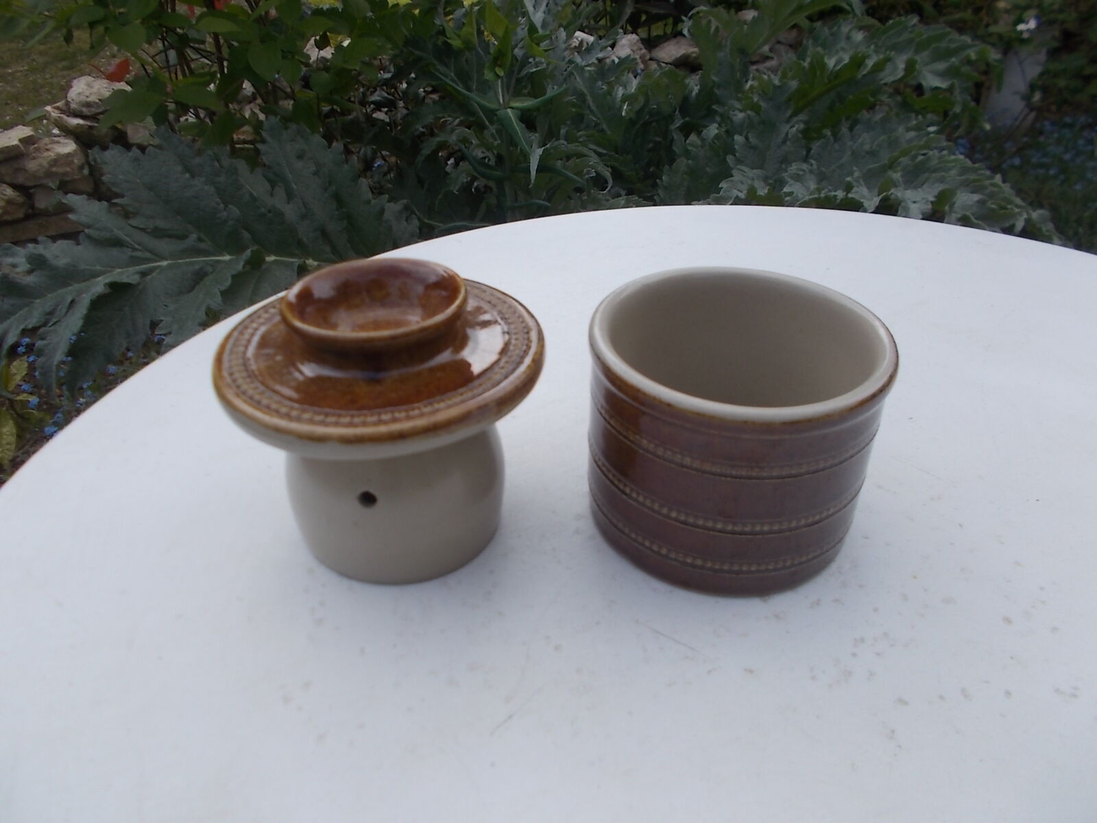 Water butter dish in Berry stoneware