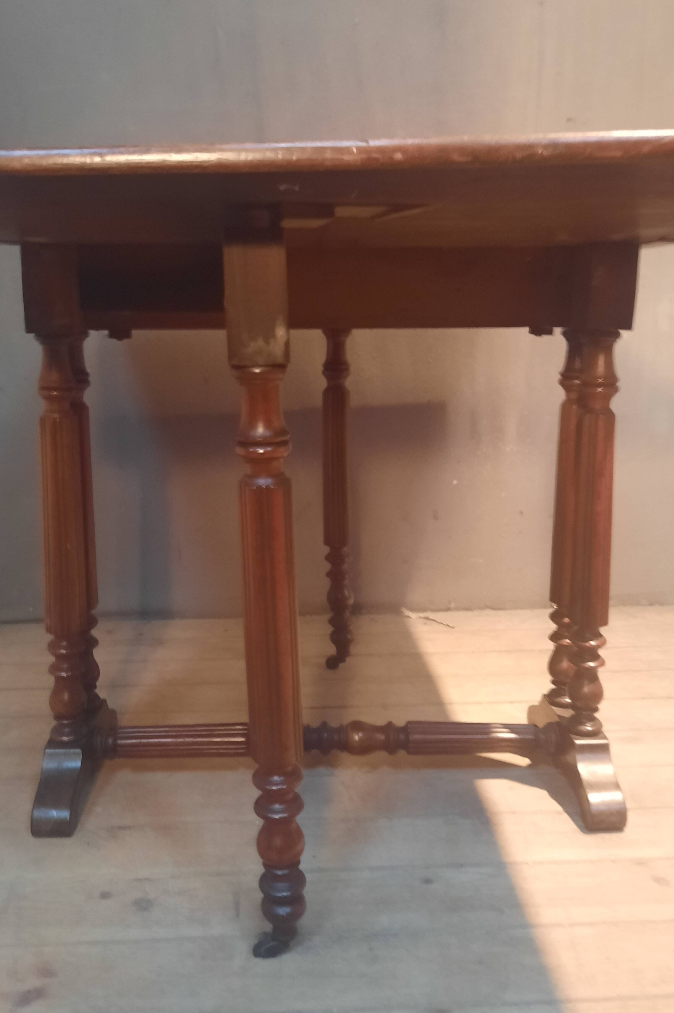 Drop-leaf table known as "Get Leg"