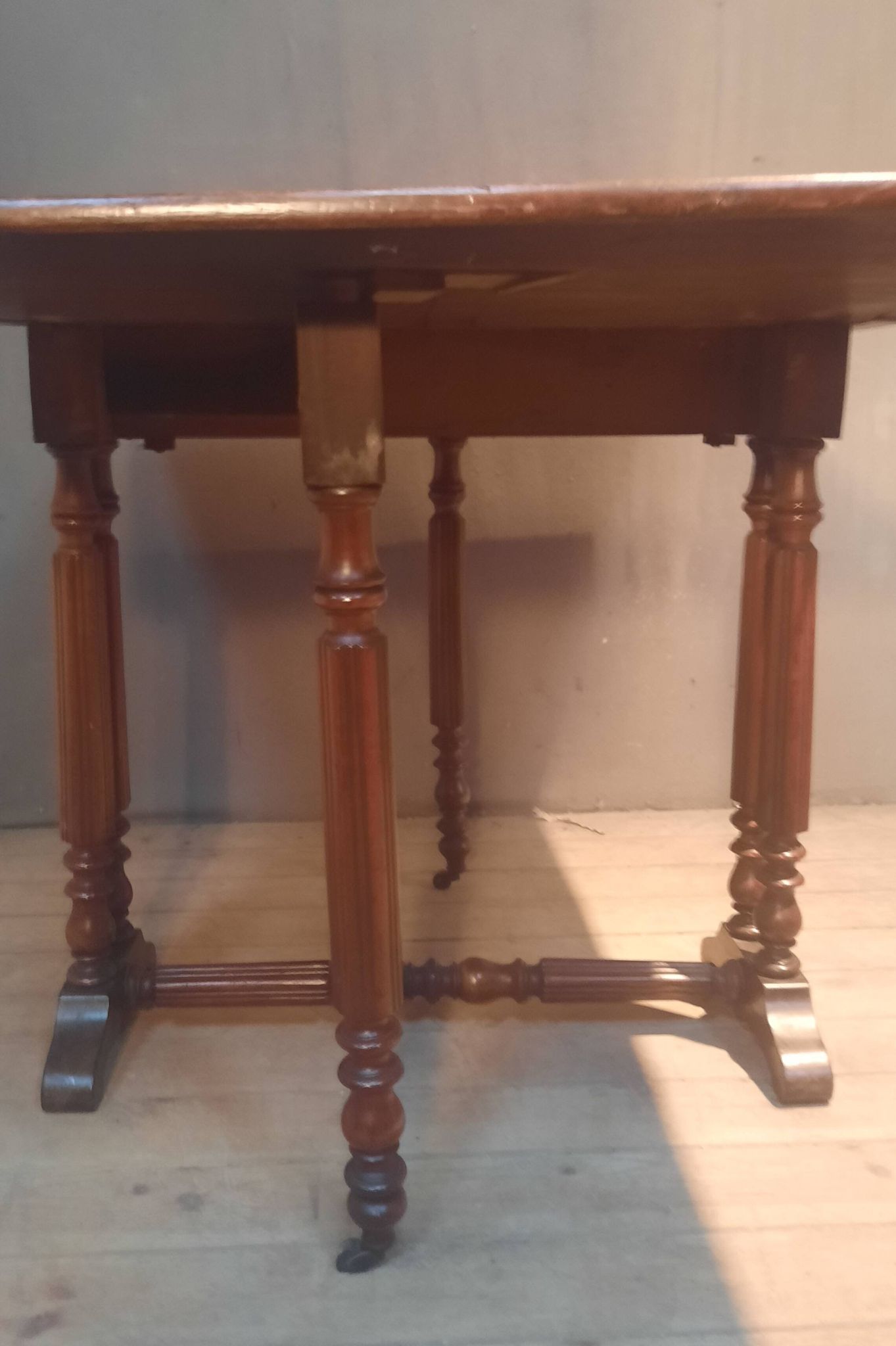 Drop-leaf table known as "Get Leg"