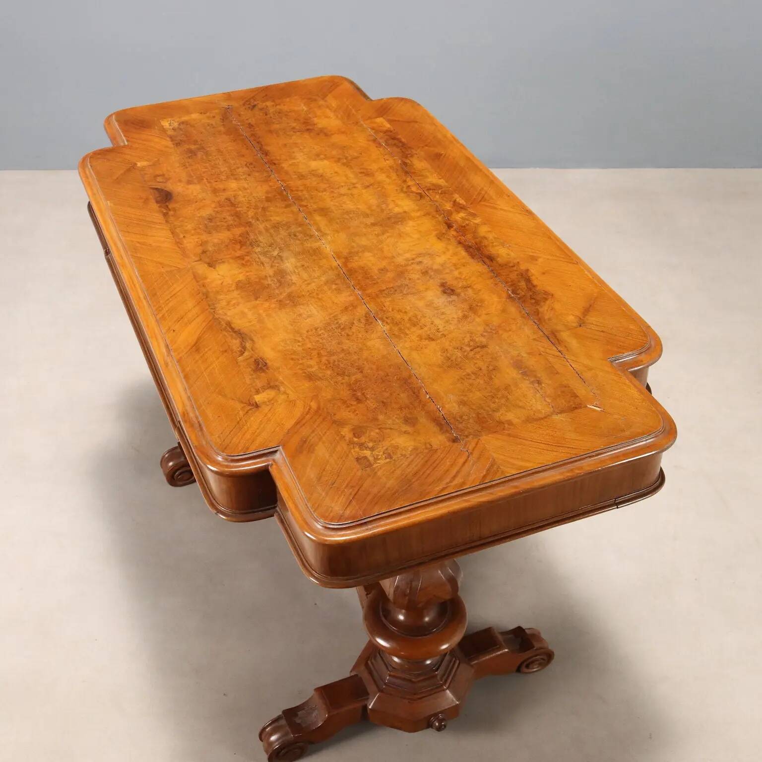 Small antique Umbertino table in walnut, Italy, 19th century.