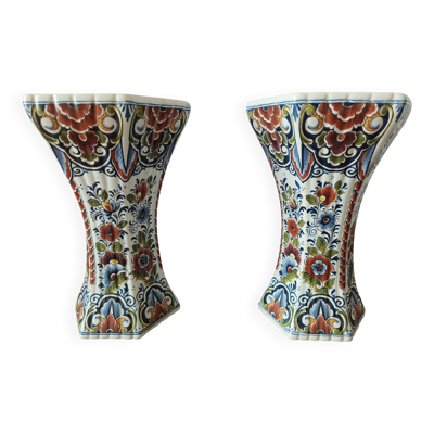 Paire de vases en faïence de Delft polychrome, Hollande, années 1960