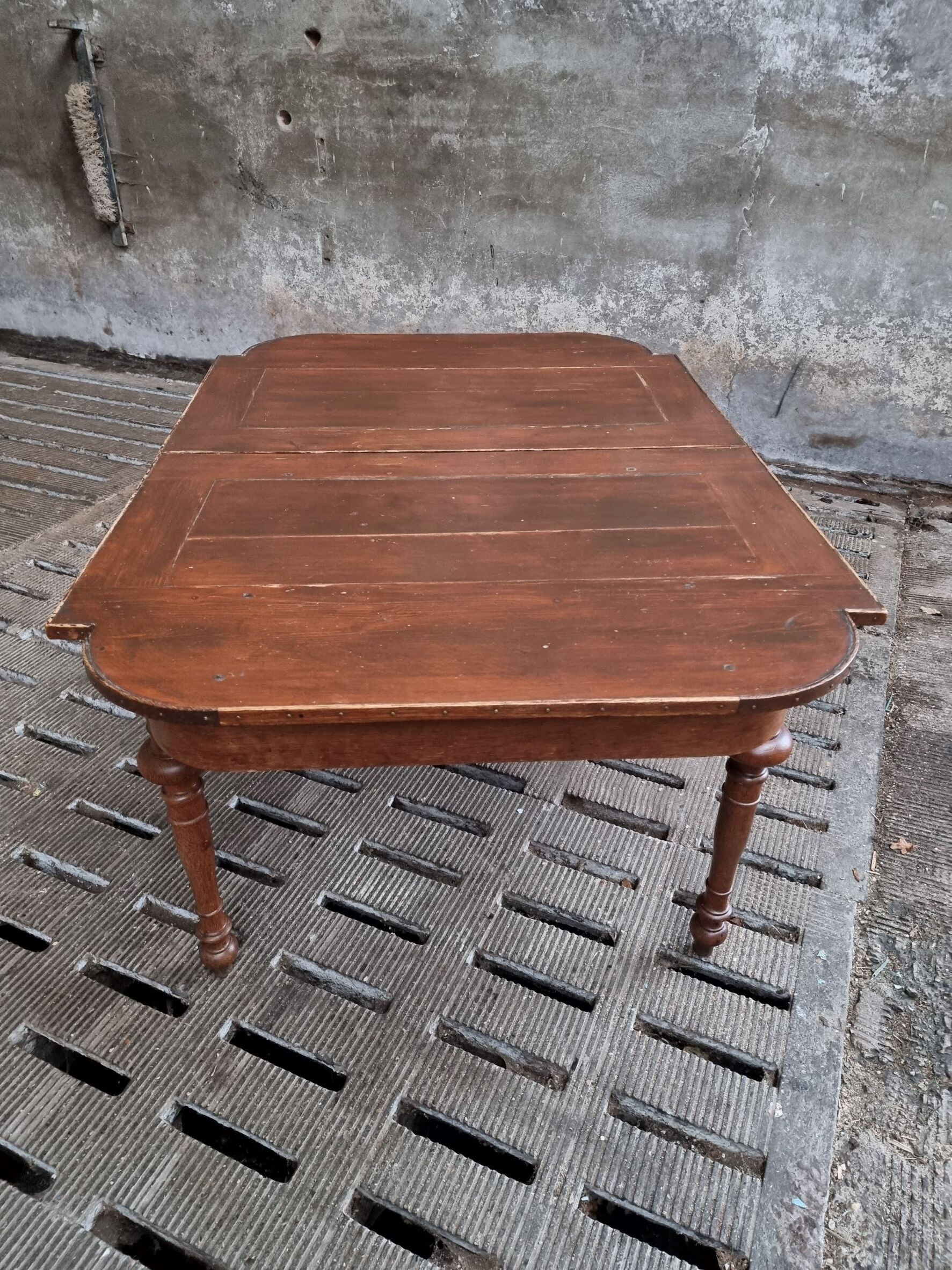 Antique extendable diningtable