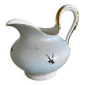 Swallow pitcher