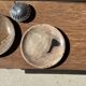 Vide poche, plat ou assiette circulaire en bois pétrifié beige tache noire