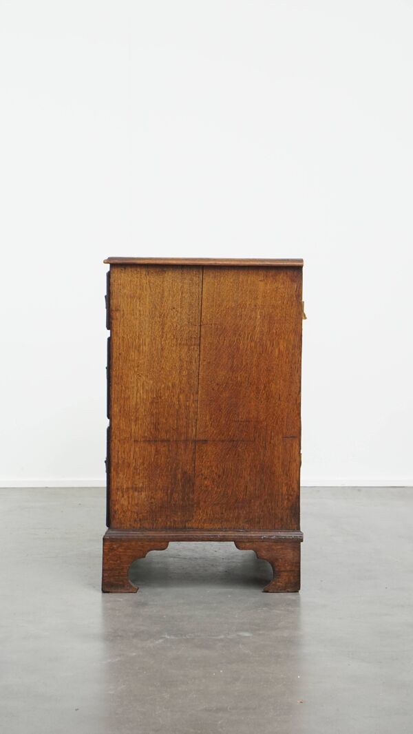 Commode ancienne en chêne anglais du XVIIIe siècle