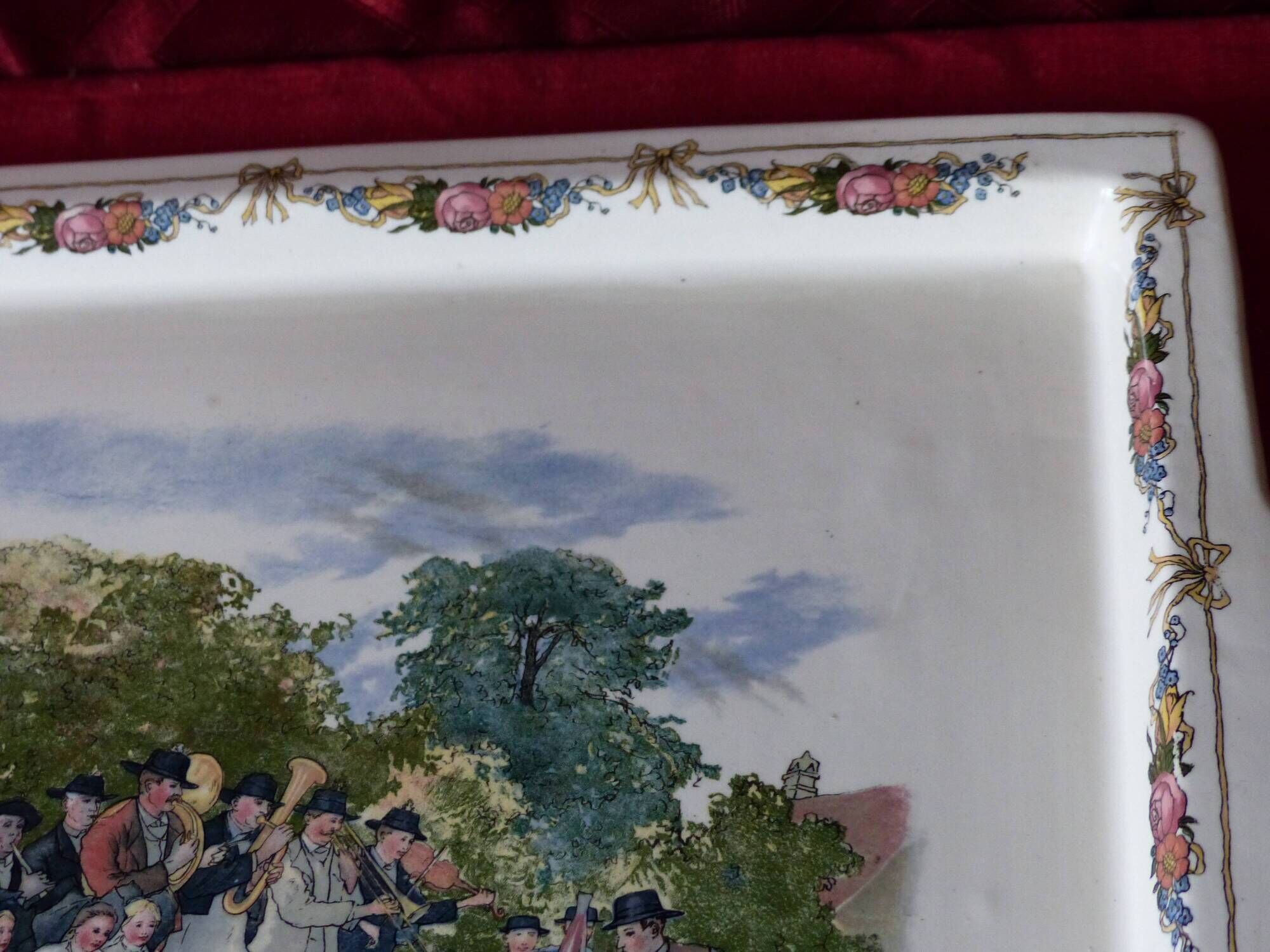 Plat en faience, décors  henri. Loux, Obernai, Sarreguemines.
