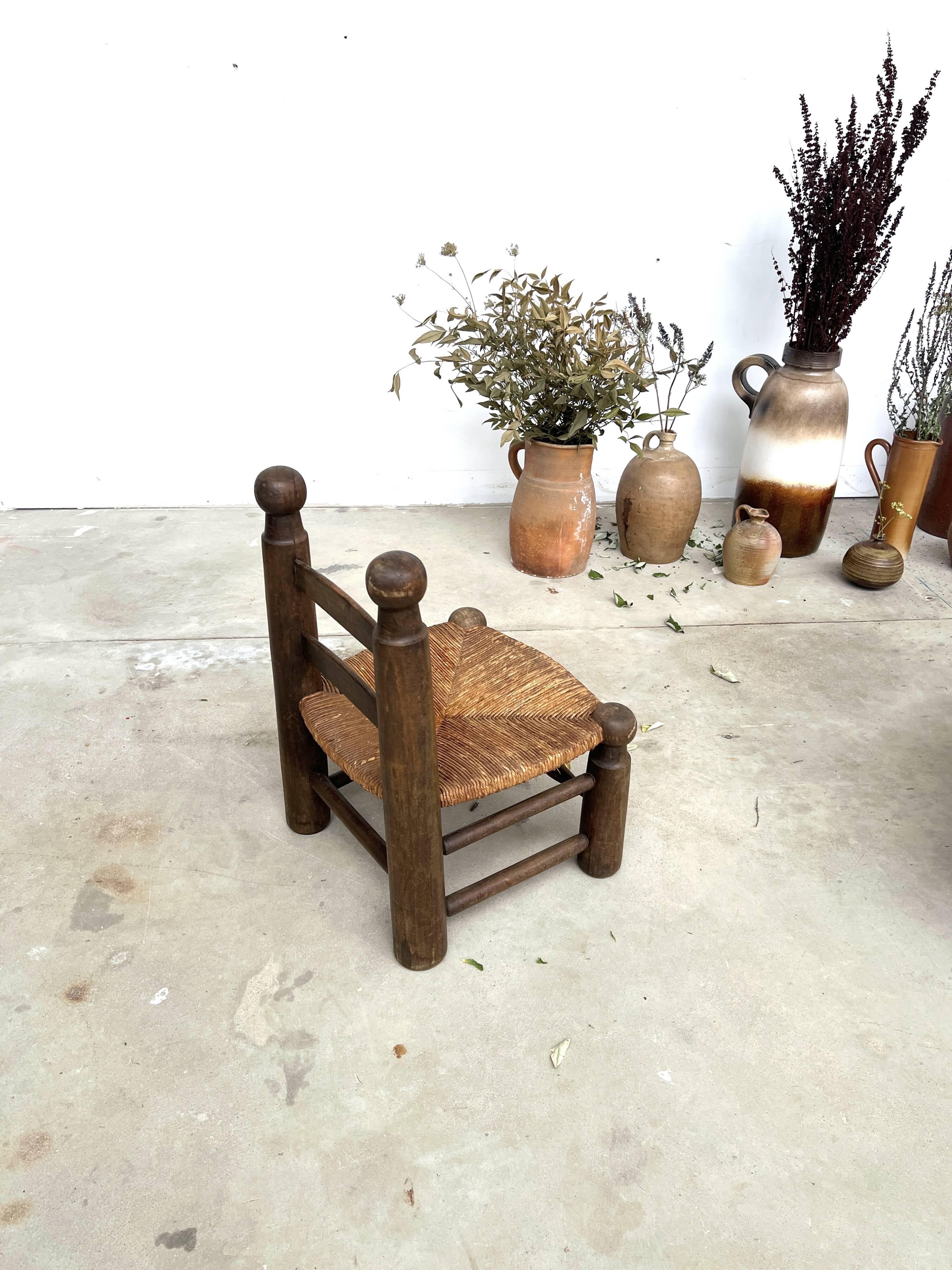 Brutalist chair in wood and straw