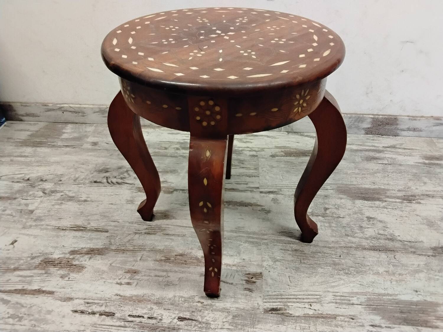 Small side table, pedestal table