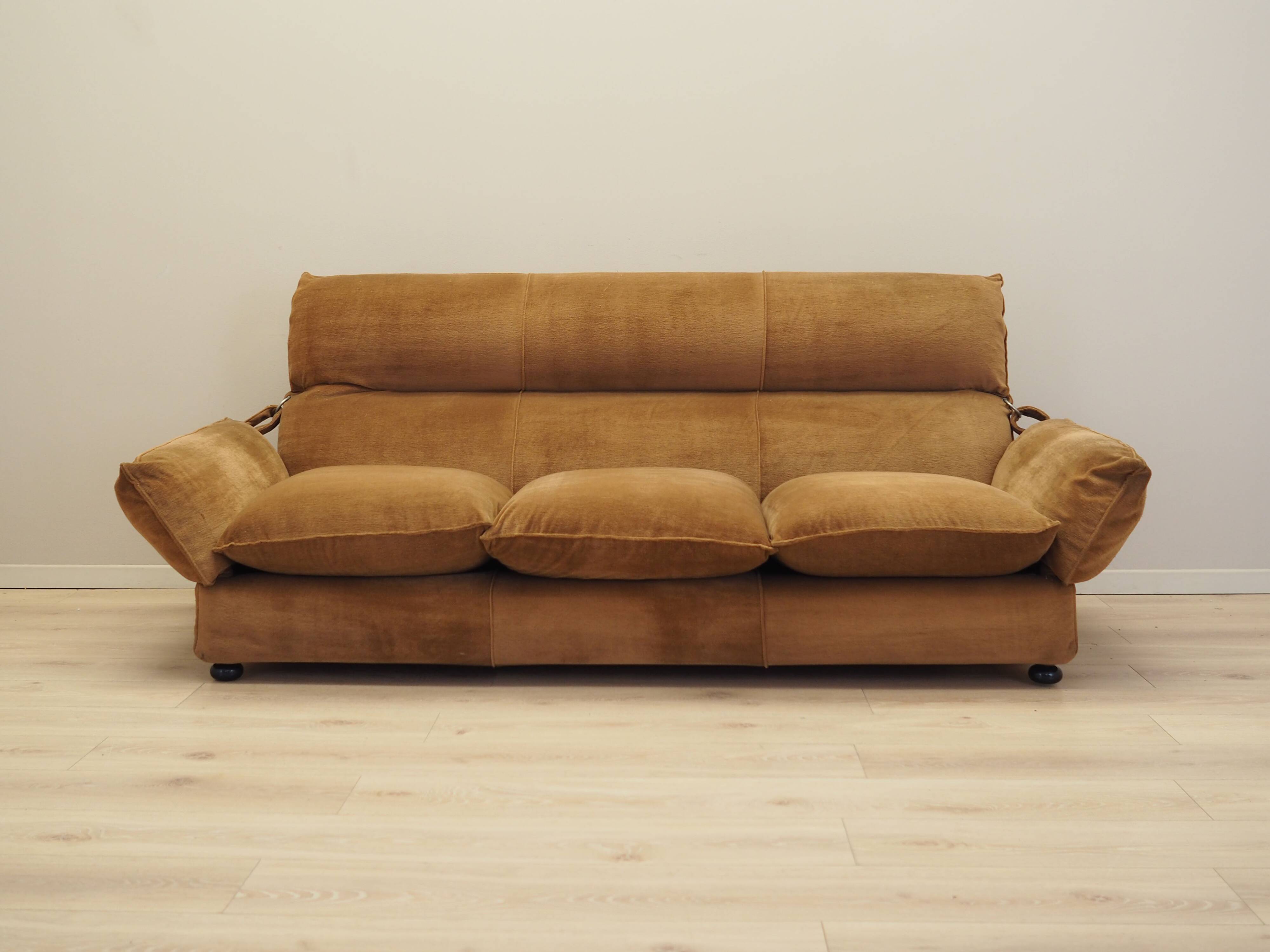Brown velvet sofa, Italian design, 1970s, manufacturer: Dall'Oca