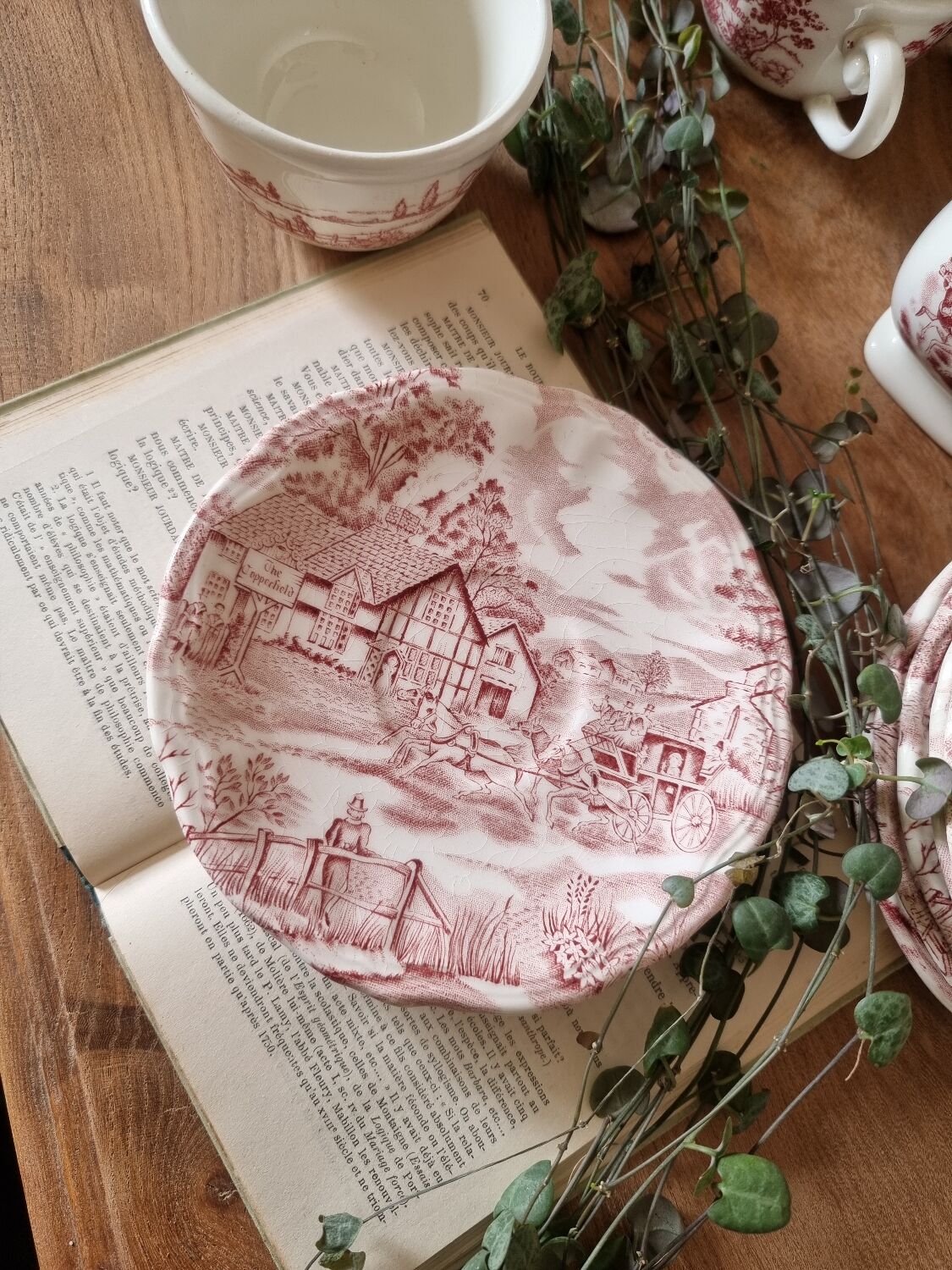 Cups, saucers and milk jug set