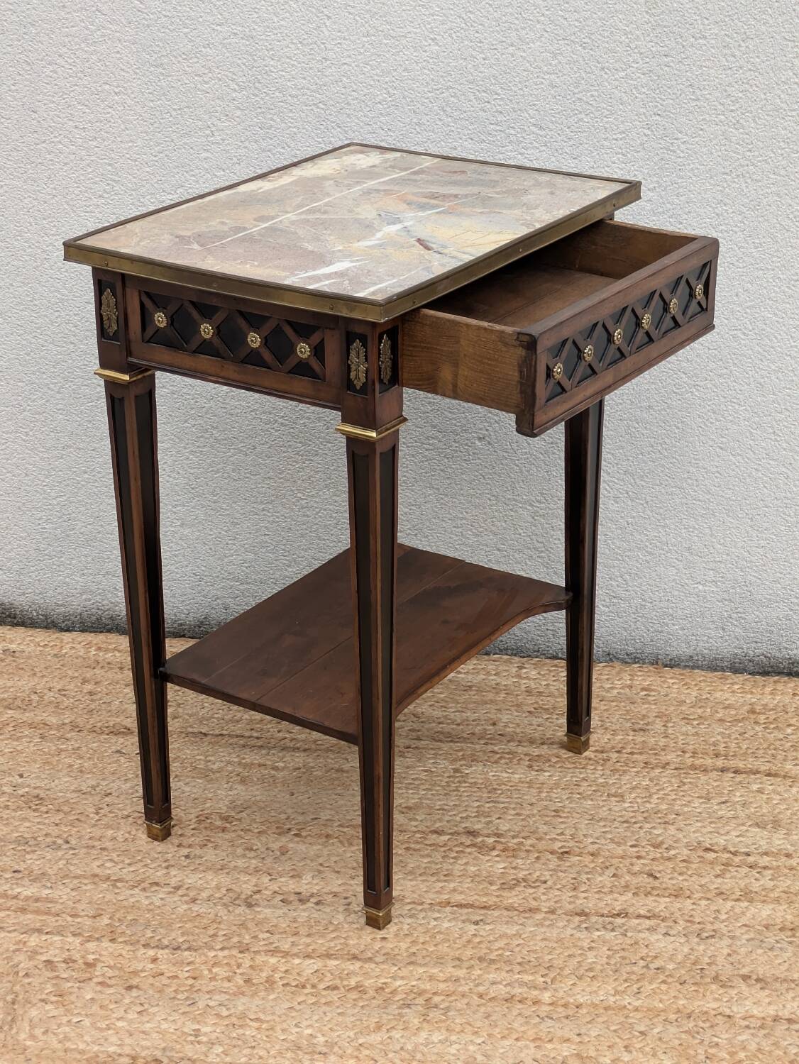 Table d'appoint style Louis XVI, marbre, début XXème, estampillée