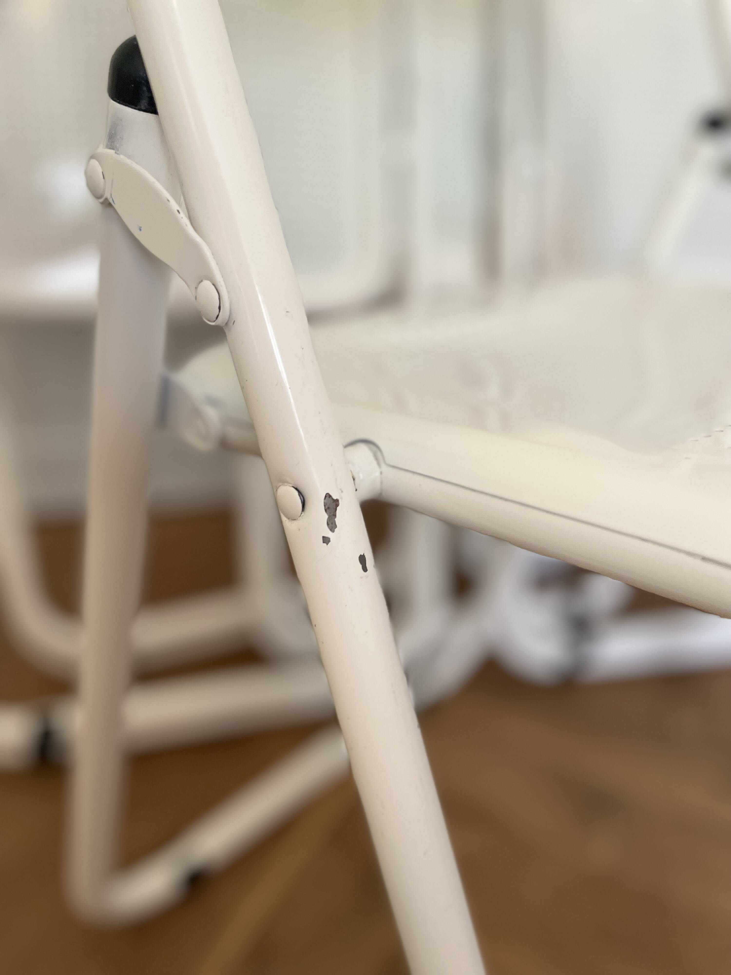 chaises pliantes en métal perforée, design vintage annees 1970