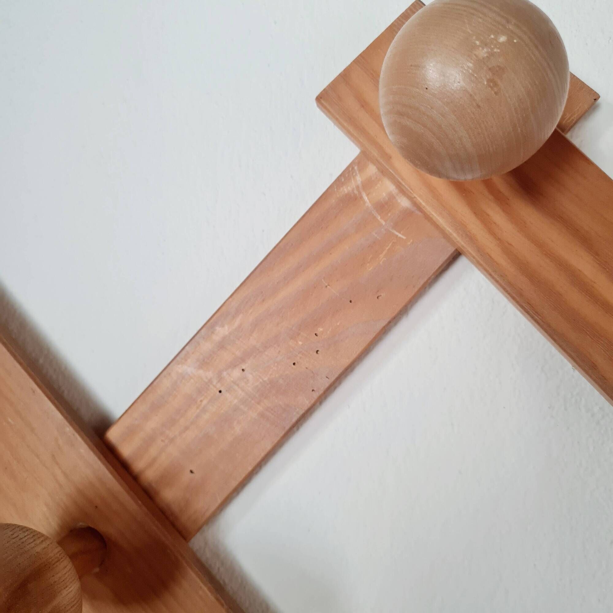 Wall-mounted accordion coat rack in solid pine