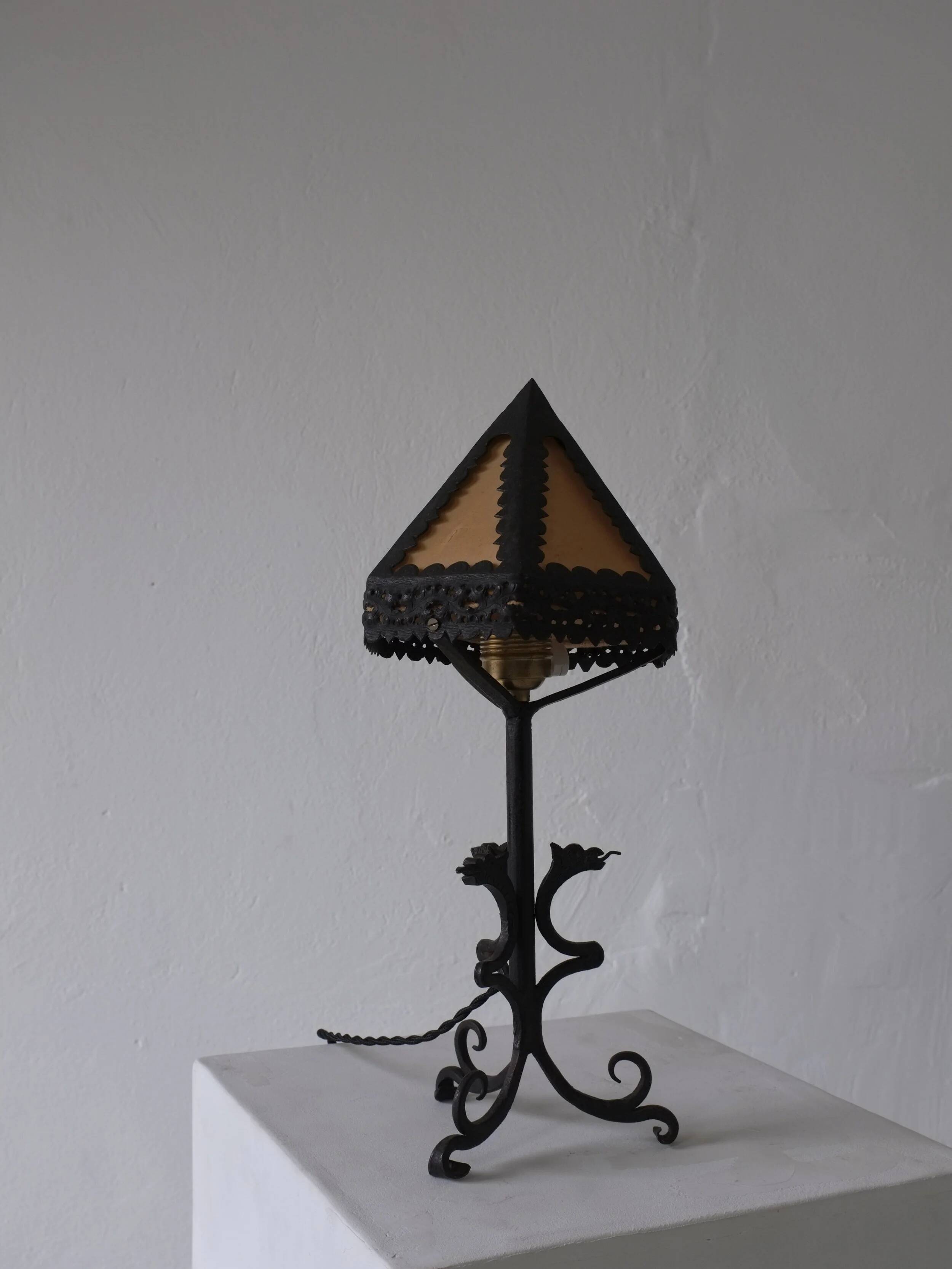 Lampe de table dragon en fer forgé, style Arts & Crafts | Italie | Années 1910