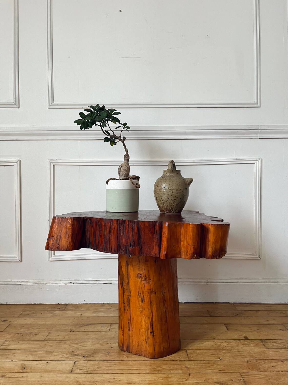 Table basse brutaliste en bois massif
